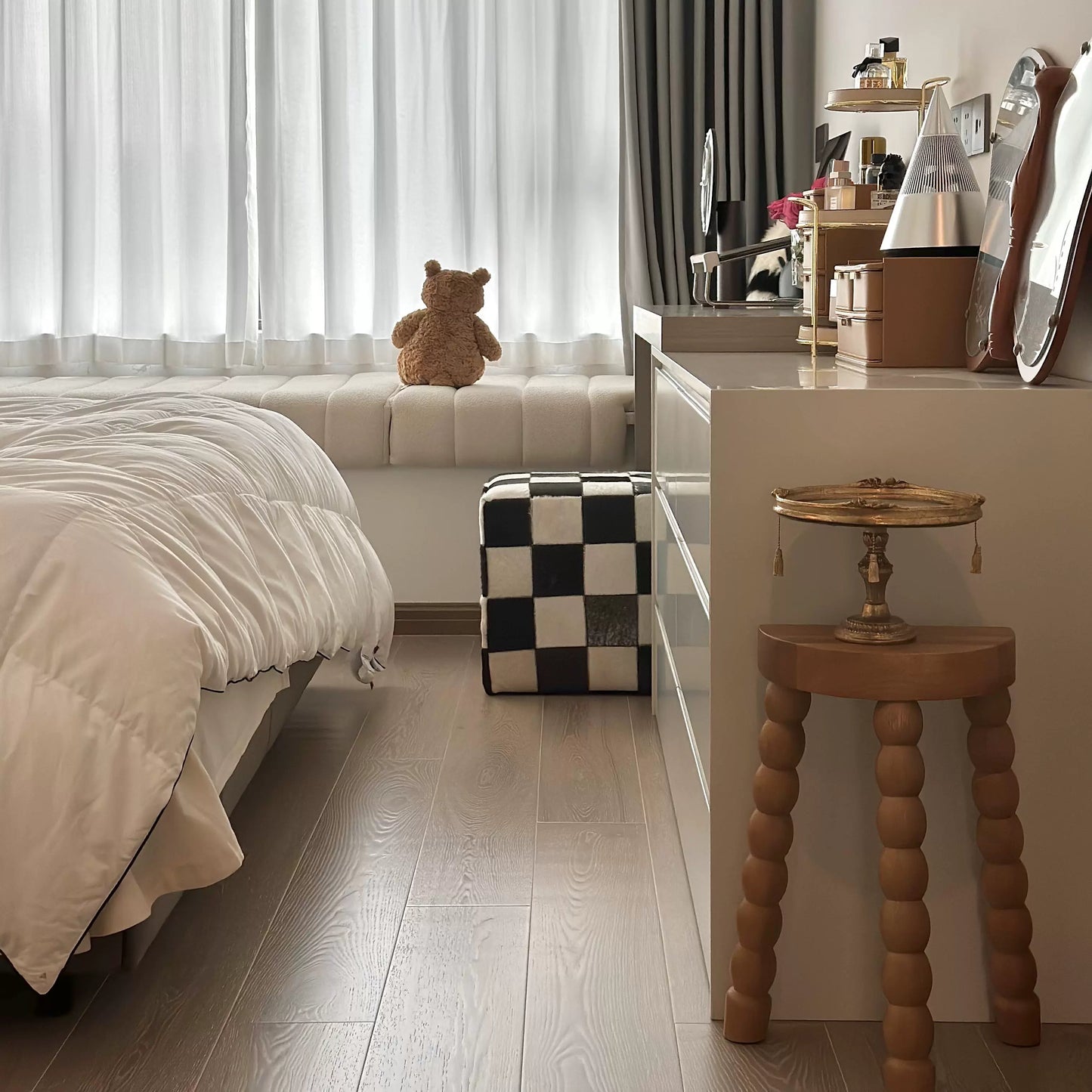 Niedriger Hocker aus französischem Retro-Massivholz, für kleine Wohnungen, Zuhause, Wohnzimmer, Schuhwechselhocker, Designer, einfacher Ankleidehocker 