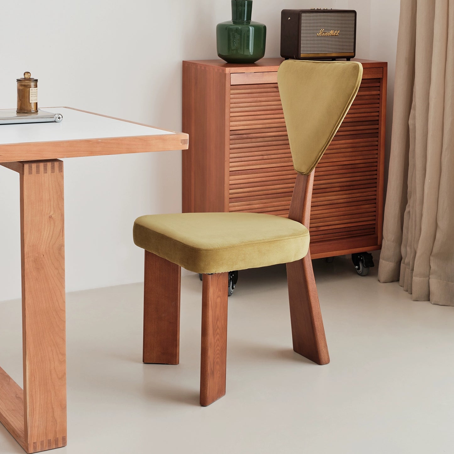 Designer Esszimmerstuhl Haushalt mittelalterlichen Massivholzstuhl Flanell Licht Luxus High-End künstlerische Hocker Rückenlehne 