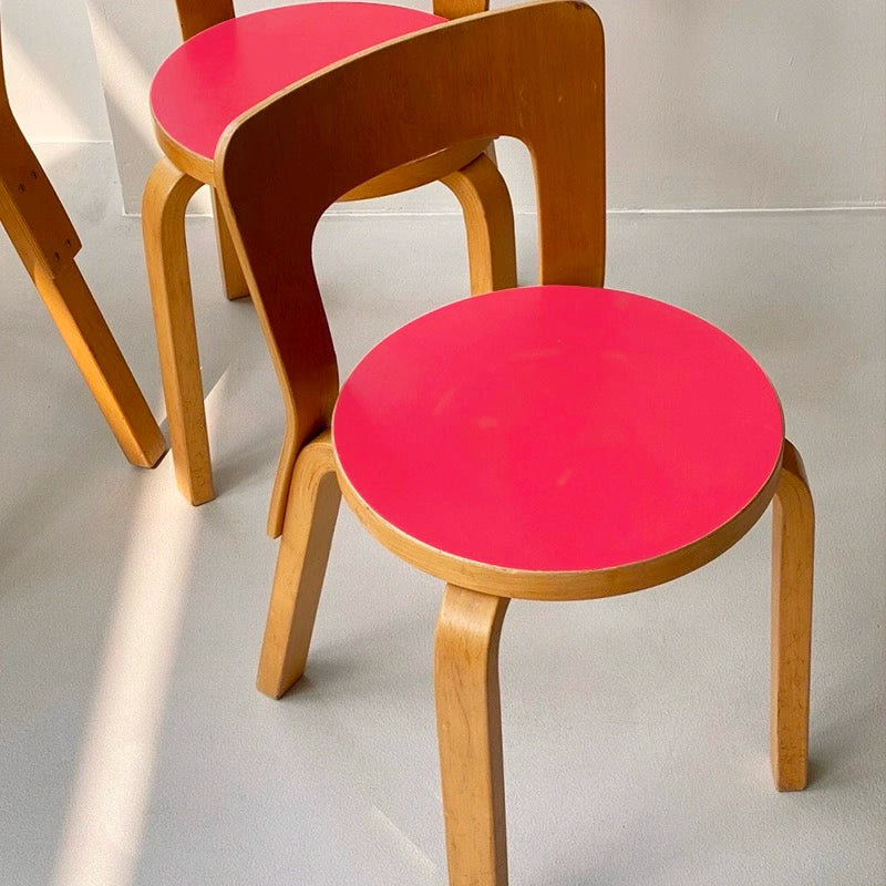 Mittelalterlicher Esszimmerstuhl aus Massivholz von Artek, einfacher kleiner Apartmentstuhl, klassischer Hocker mit Rückenlehne 