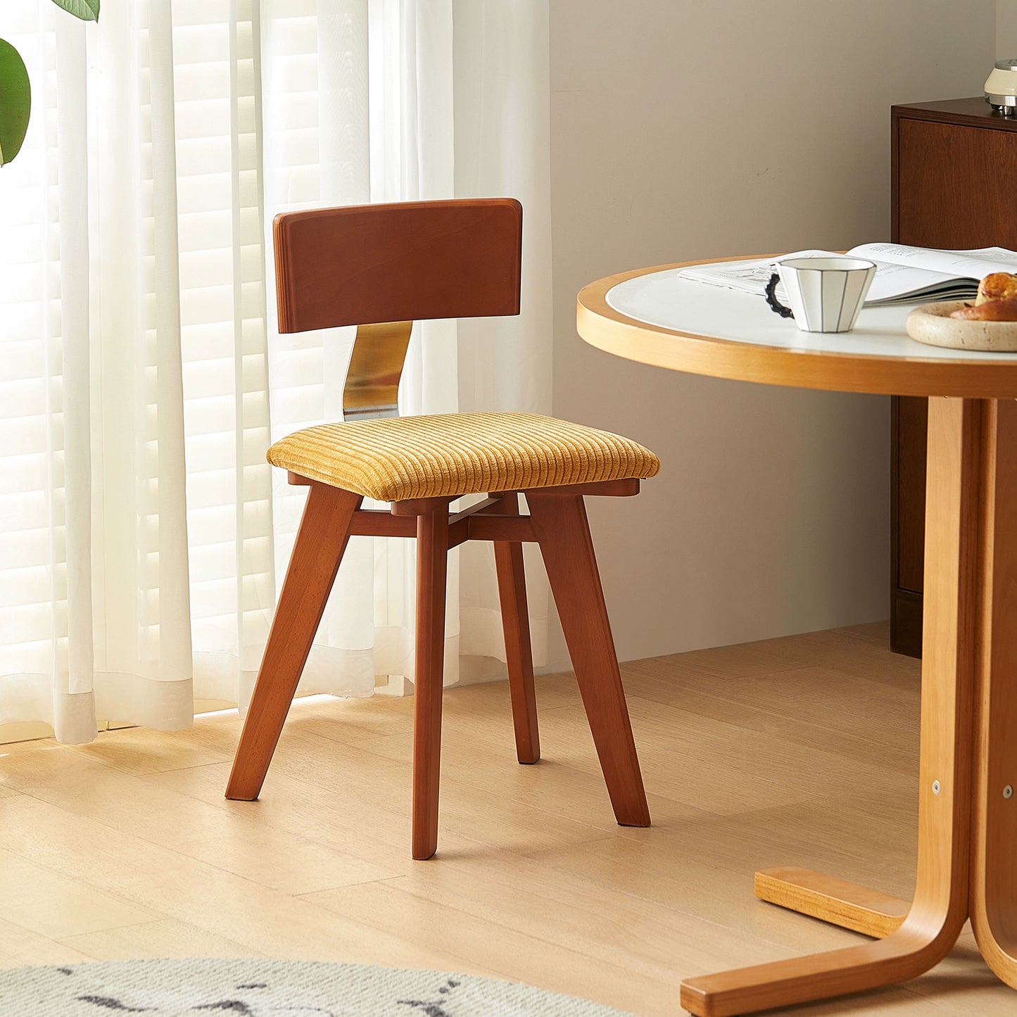 Mittelalterlicher Esszimmerstuhl Nordischer Stuhl mit Rückenlehne aus Massivholz Wabi-Sabi Designer Premium Französischer Freizeitstuhl 