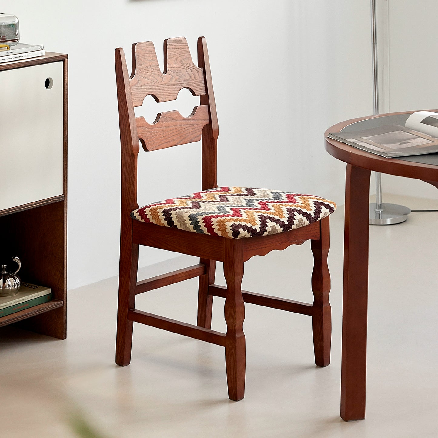 Französischer Retro-Esszimmerstuhl, leichter Luxus-Premium-Softbag-Stuhl, künstlerischer Massivholz-Caféstuhl im Ins-Stil 