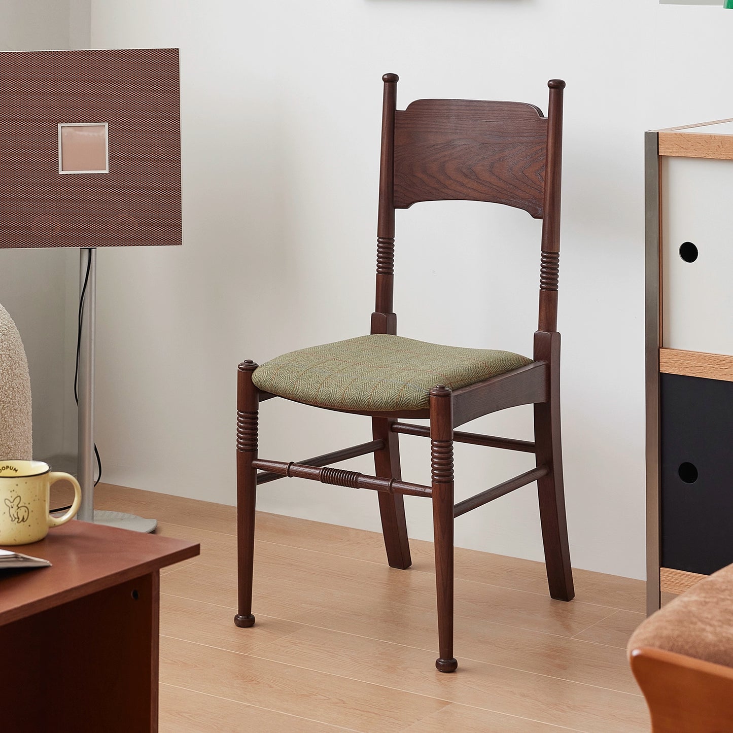 Französischer Retro-Esszimmerstuhl, kreativer Designerstuhl, leichter Luxus, hochwertiger Stuhl mit massiver Holzlehne, für Cafés