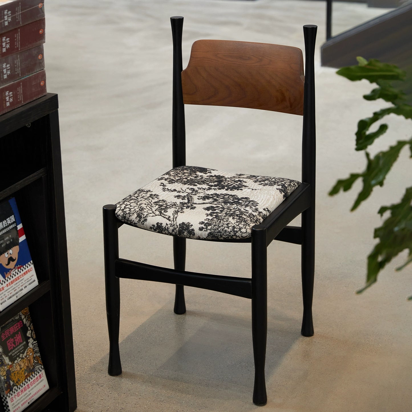 Mittelalterlicher Esszimmerstuhl aus Massivholz, bestickter Stuhl mit weicher Tasche, französischer Retro-Esszimmerstuhl für Cafés, Stuhl mit nordischer Rückenlehne 