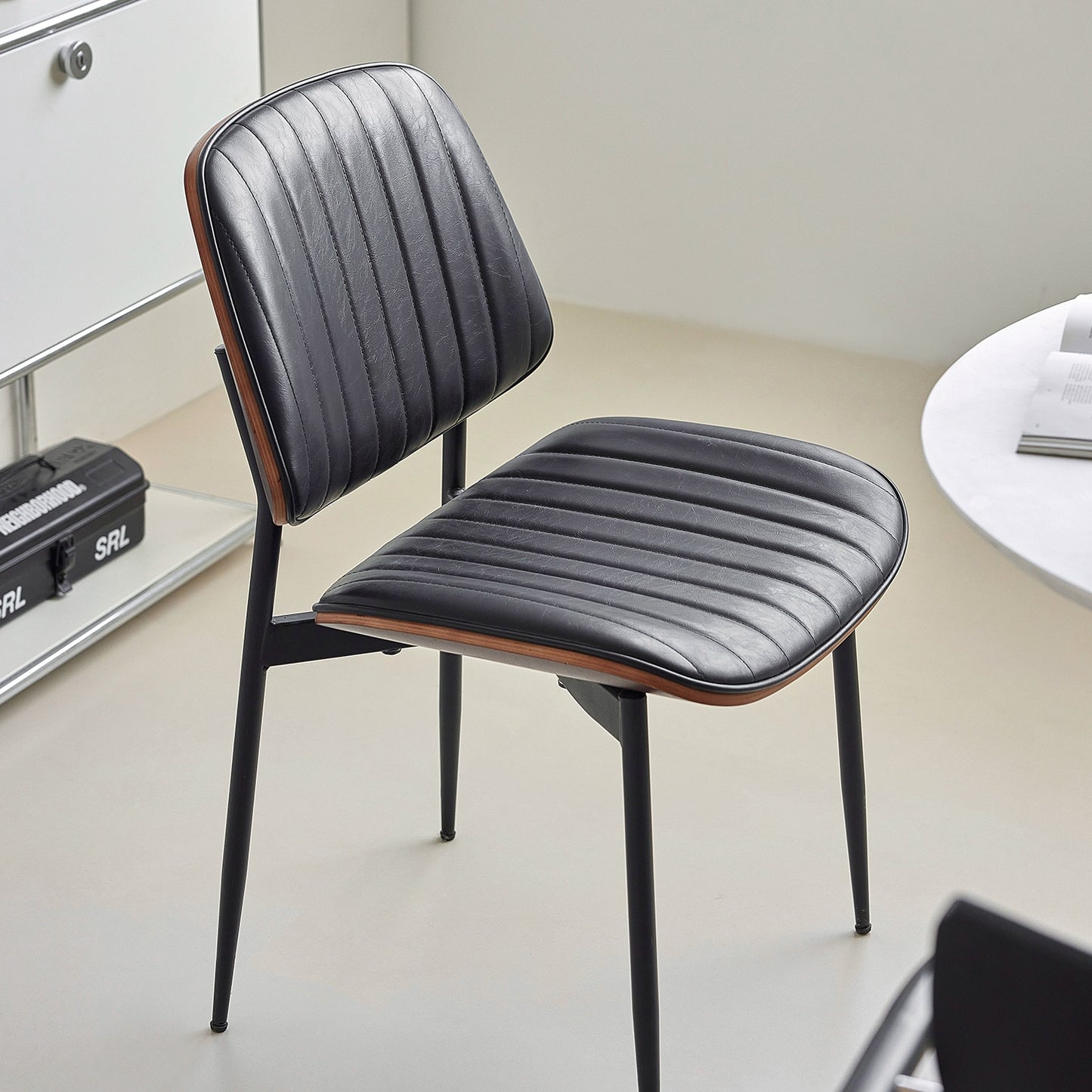 Italienischer minimalistischer Esszimmerstuhl, nordischer Stuhl mit weicher Rückenlehne, Retro-Freizeitstuhl für Zuhause, leichter Luxus, hohes Gefühl 