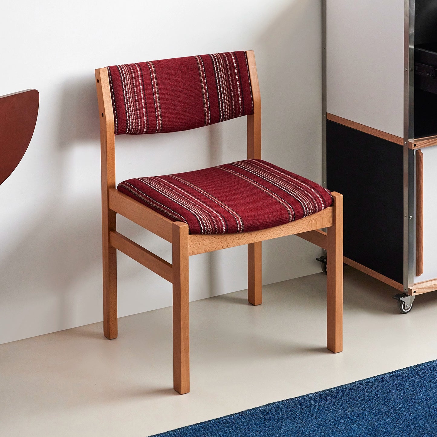 Mittelalterlicher Esszimmerstuhl aus massivem Holz, Designerstuhl im Retro-Stil, für Privathaushalte, mit Einzelrückenlehne 