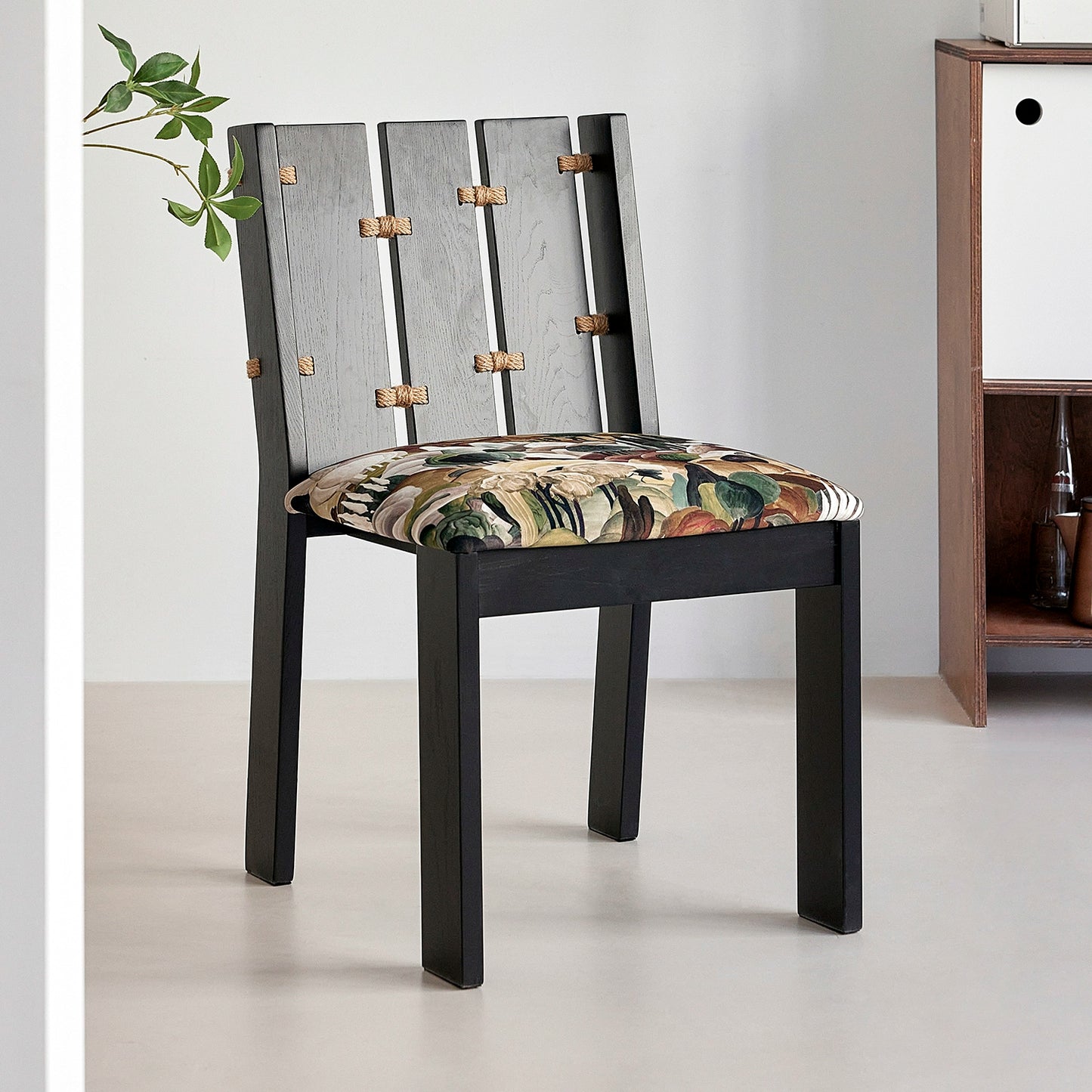 Mittelalterlicher Designer-Esszimmerstuhl, französischer Massivholzstuhl mit Premium-Rückenlehne, weiche Tasche, lässiger Mansen-Stuhl, kreativ 