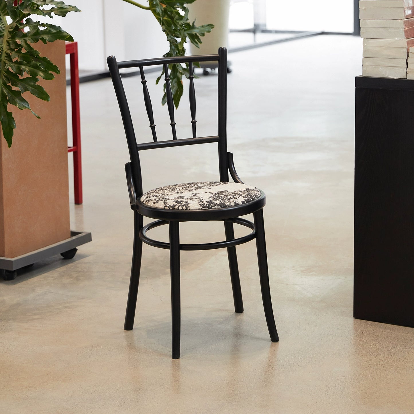 Mittelalterlicher Esszimmerstuhl aus Massivholz, bestickter Stuhl mit weicher Tasche, französischer Retro-Esszimmerstuhl für Cafés, Stuhl mit nordischer Rückenlehne 