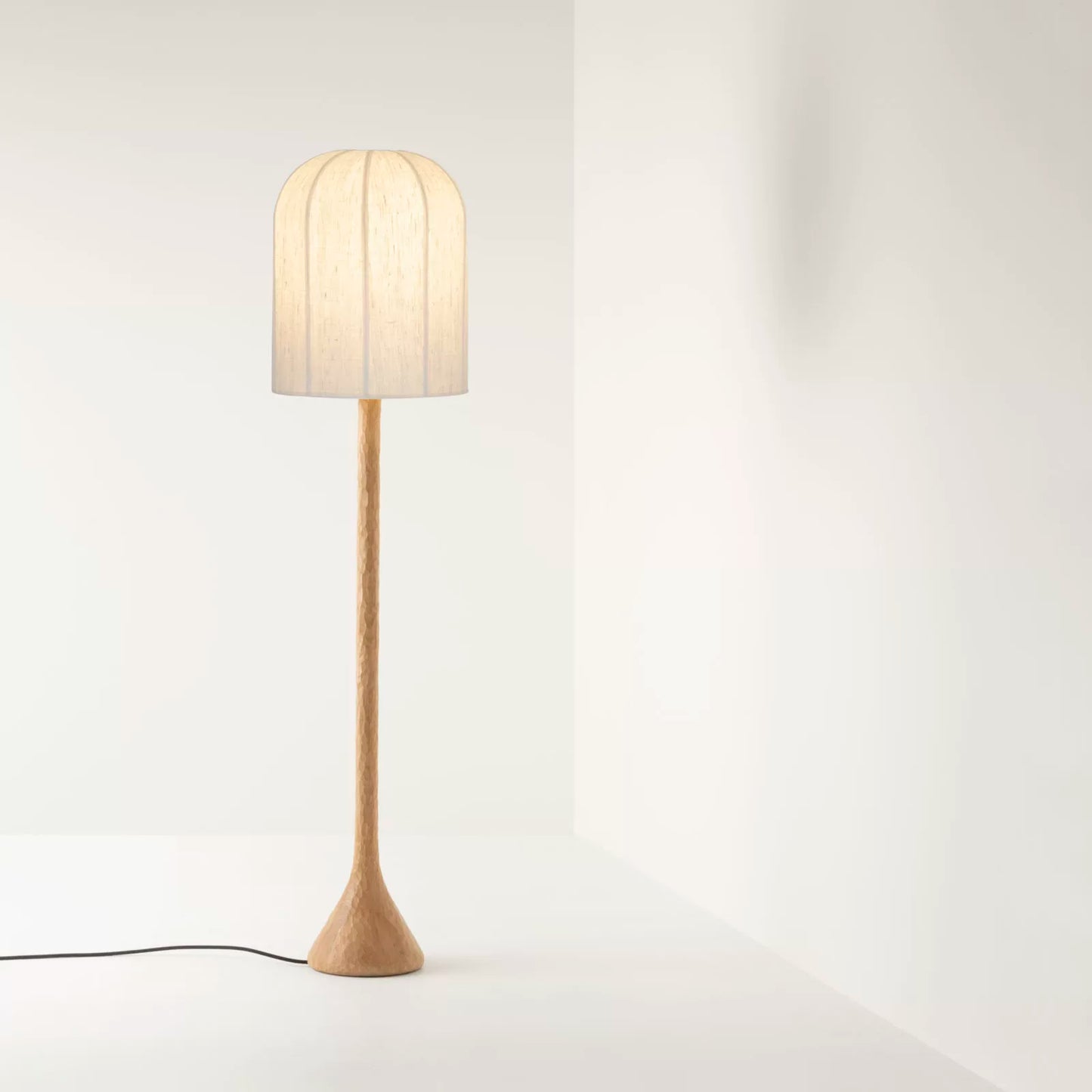Strohhut-Stehlampe, Wabi-Windholz-Dekolampe, minimalistische, handgefertigte vertikale Nachttischlampe aus Seide 