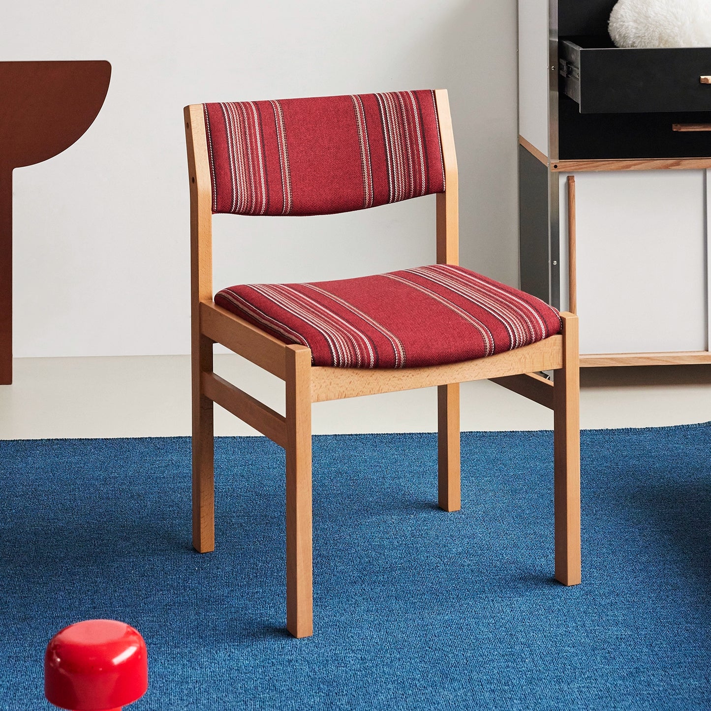 Mittelalterlicher Esszimmerstuhl aus massivem Holz, Designerstuhl im Retro-Stil, für Privathaushalte, mit Einzelrückenlehne 