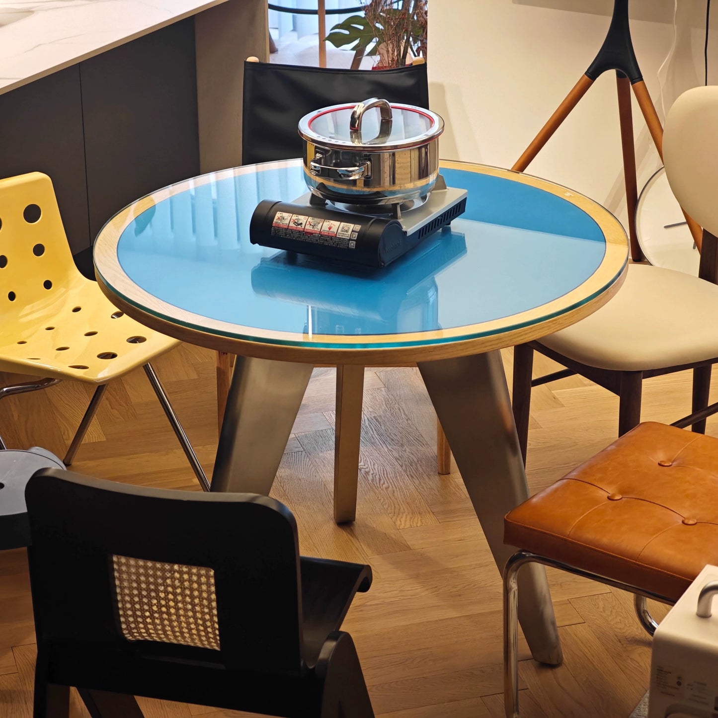 Retro Massivholz Esstisch Einfacher leichter Luxus High-End Runder Tisch Kleine Wohnung Kreativer Esstisch für Cafés 