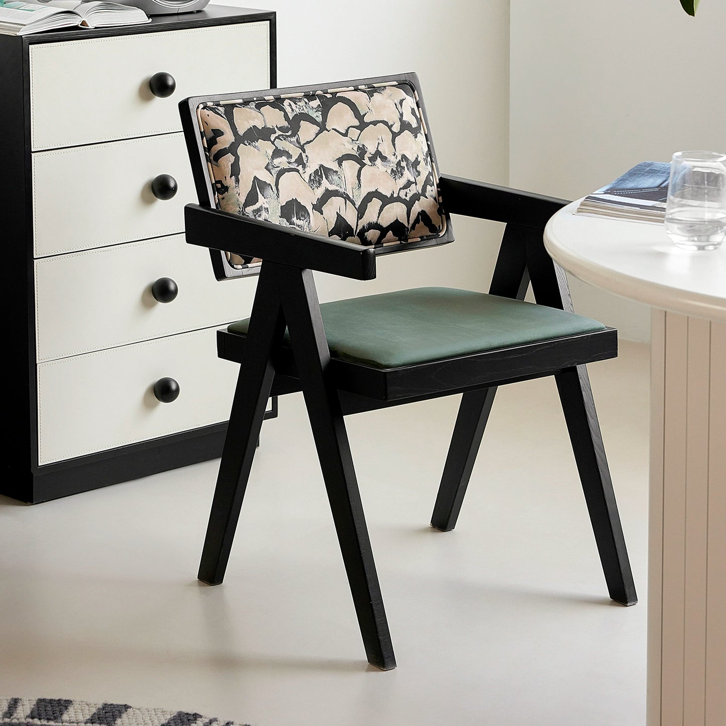 Chandigarh Stuhl Französischer Retro-Esszimmerstuhl aus Massivholz Mittelalterlicher Designerstuhl für Zuhause mit Rückenlehne und Armlehne 