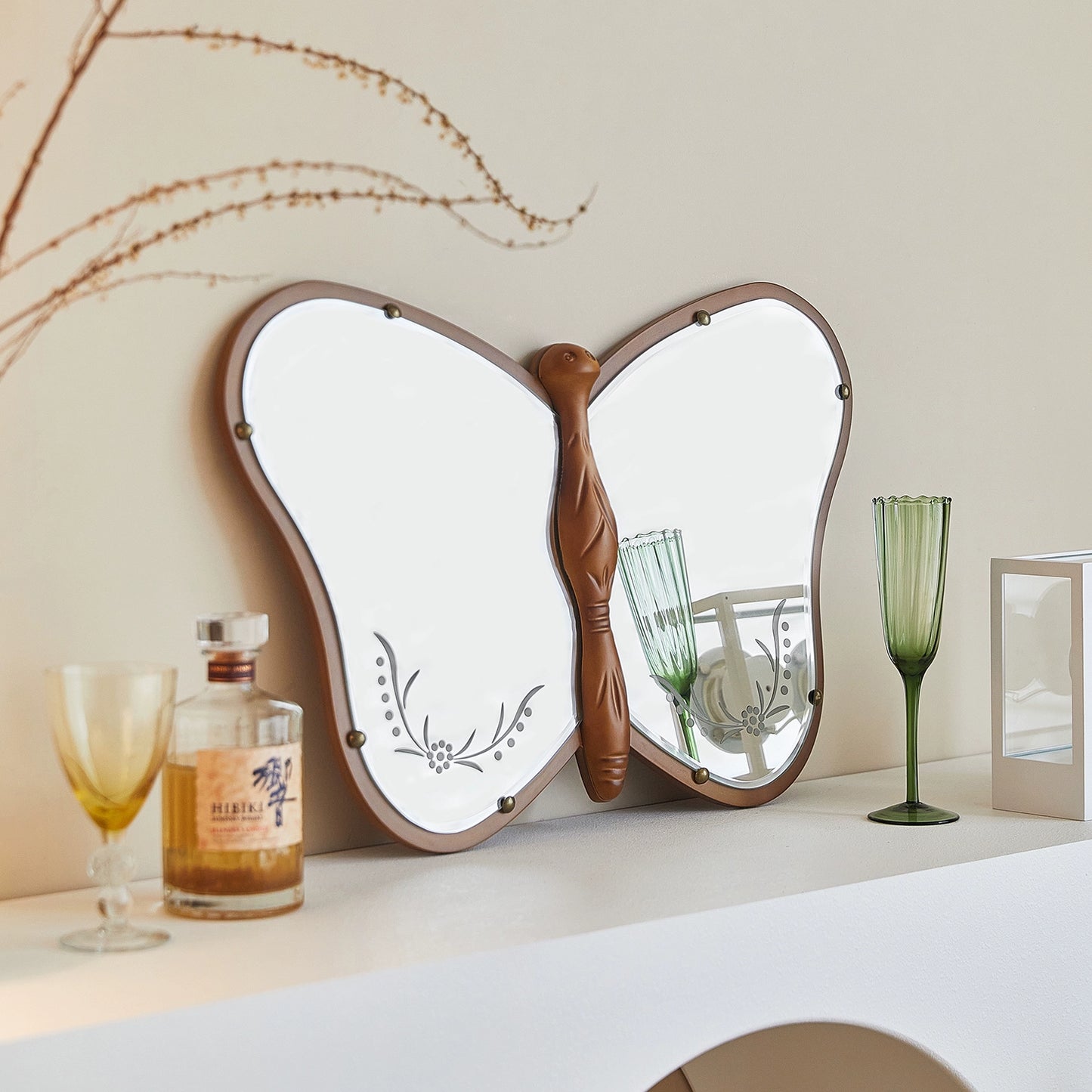 Schmetterlingsspiegel mittelalterlicher Massivholzspiegel handgeschnitzter französischer Kosmetikspiegel Halbkörperspiegel wandmontierter Enigma-Spiegel 