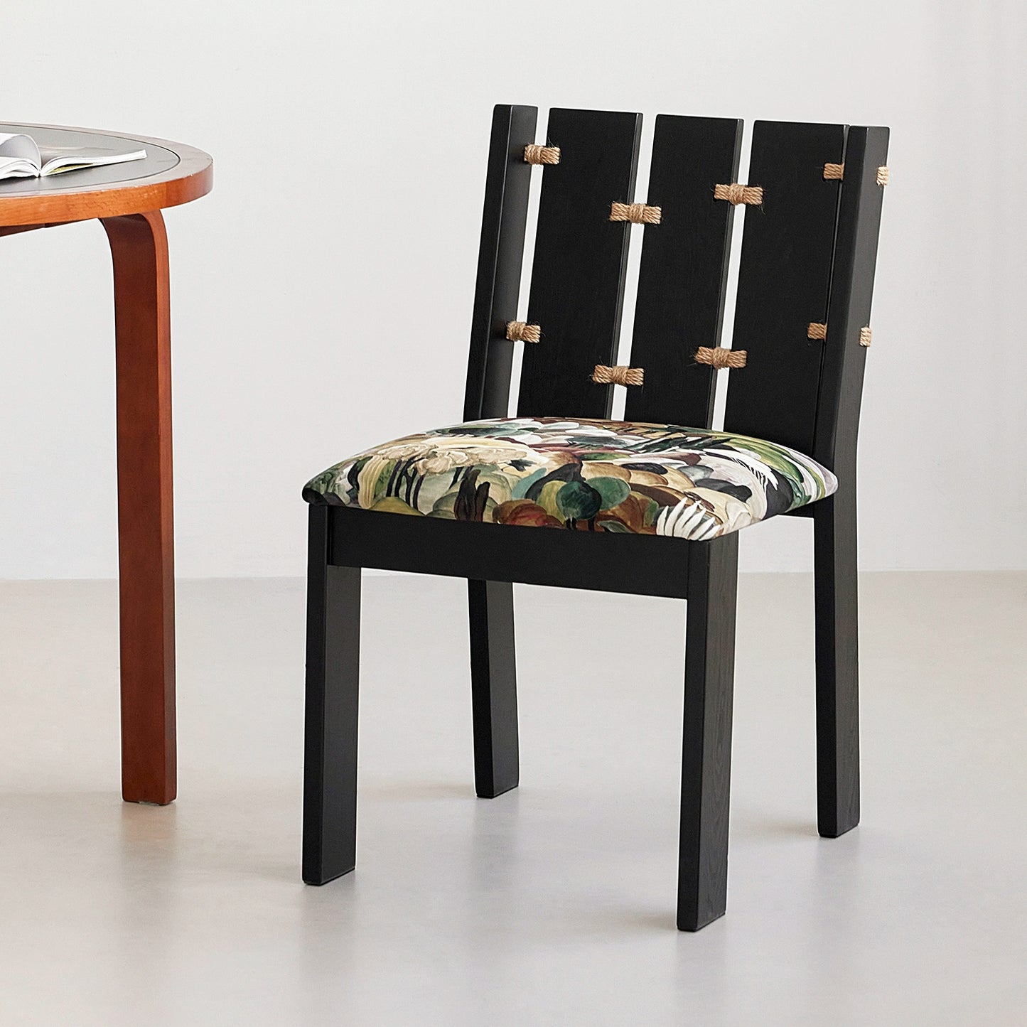 Mittelalterlicher Designer-Esszimmerstuhl, französischer Massivholzstuhl mit Premium-Rückenlehne, weiche Tasche, lässiger Mansen-Stuhl, kreativ 