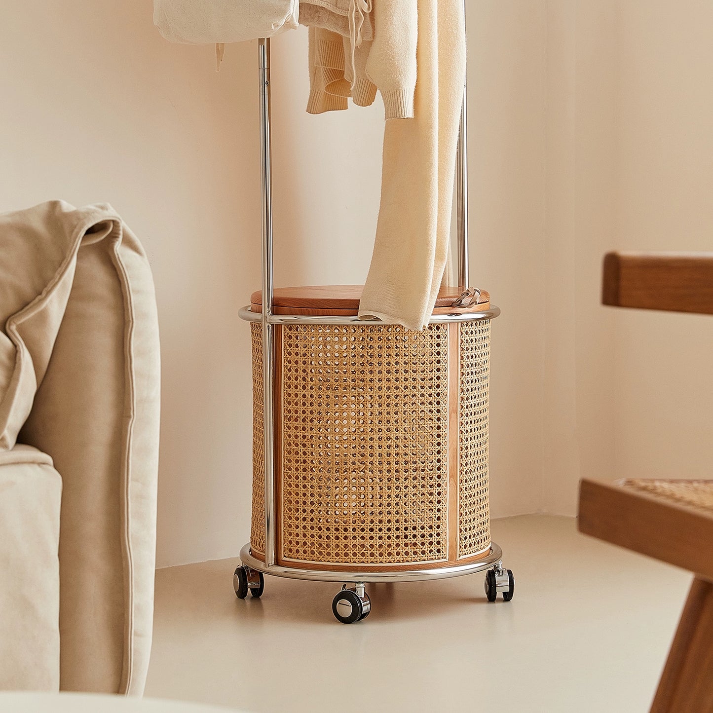 Mobiler Bodenaufhänger Massivholz-Rattan-Aufhänger Wabi Sabi Wind Schlafzimmergarderobe Homestay-Kleiderständer 