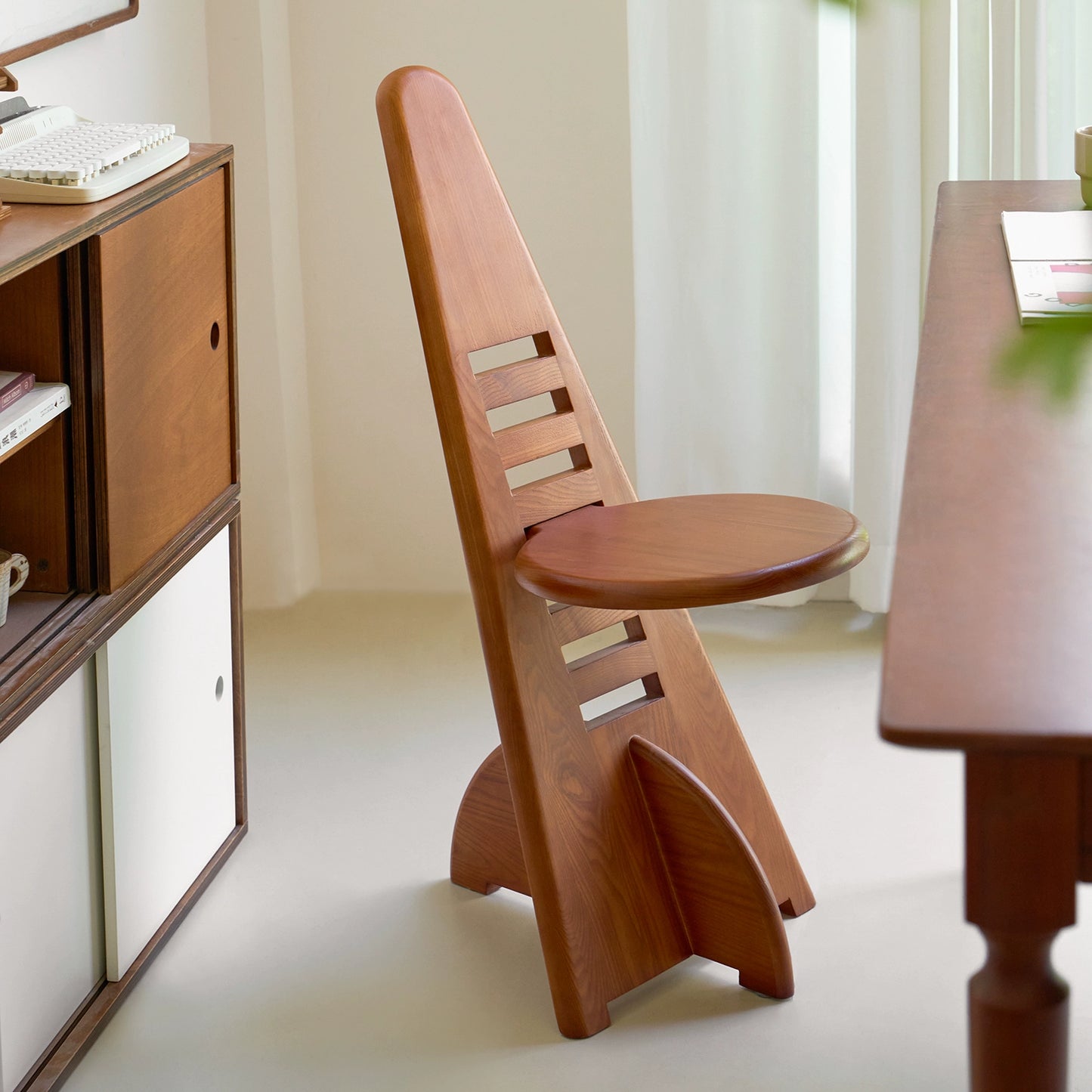 Mittelalterlicher Esszimmerstuhl aus Massivholz, kreativer Designerstuhl, Heim, künstlerischer Sinn, Rückenlehne, Hocker, leichter Luxus, fortschrittlich 