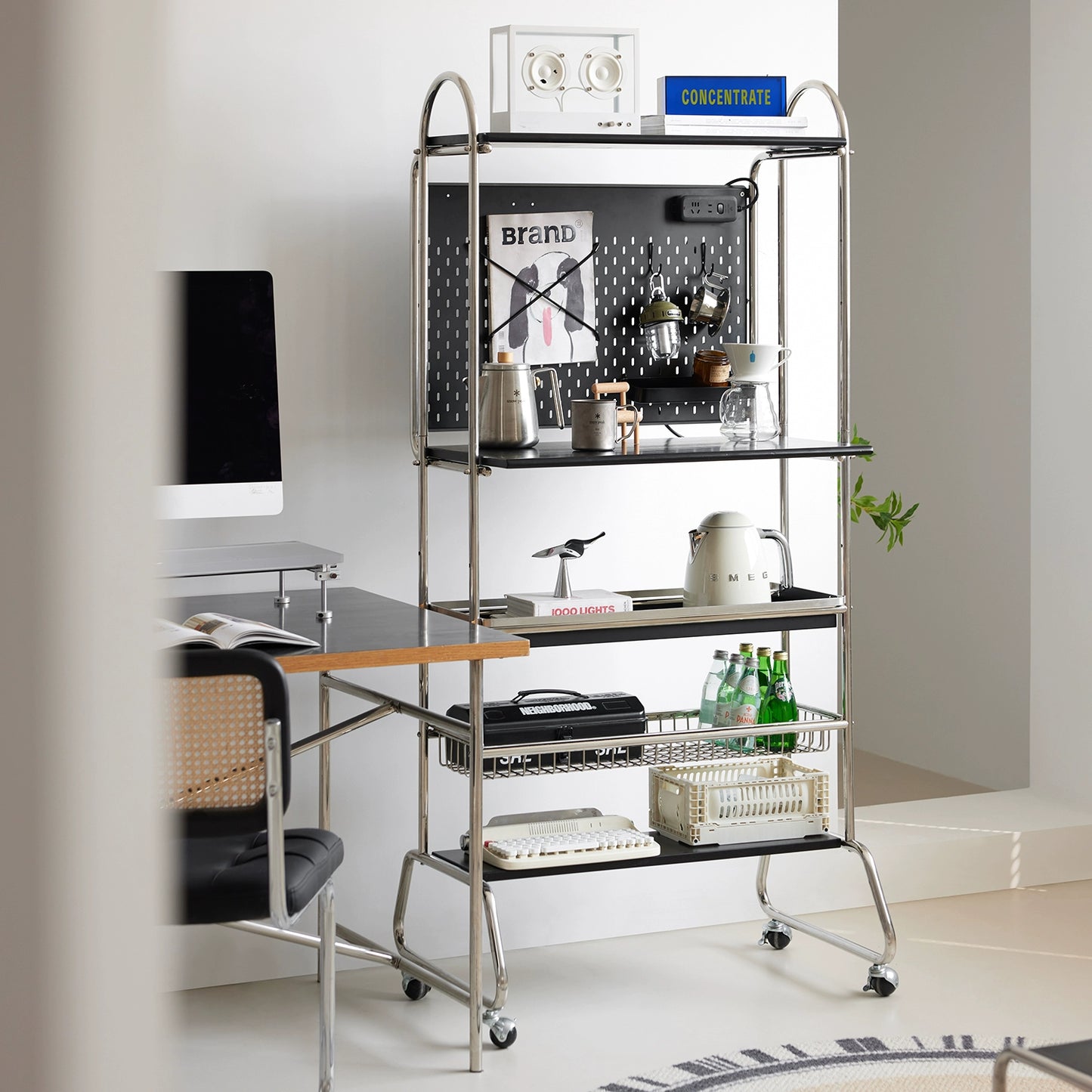 Mittelalterliches abnehmbares Regal, Lochbrett-Aufbewahrungsständer, kleiner Wohnungskaffeebar-Computertisch 