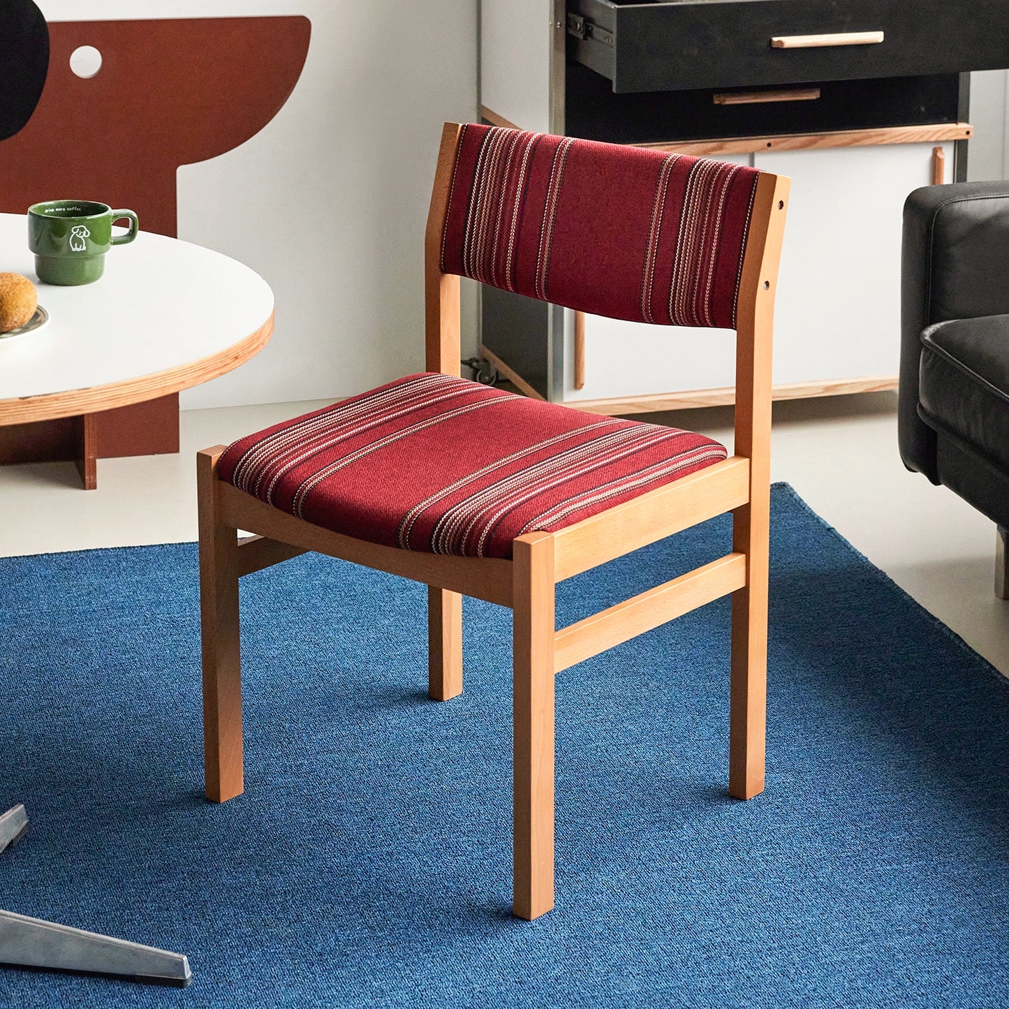 Mittelalterlicher Esszimmerstuhl aus massivem Holz, Designerstuhl im Retro-Stil, für Privathaushalte, mit Einzelrückenlehne 