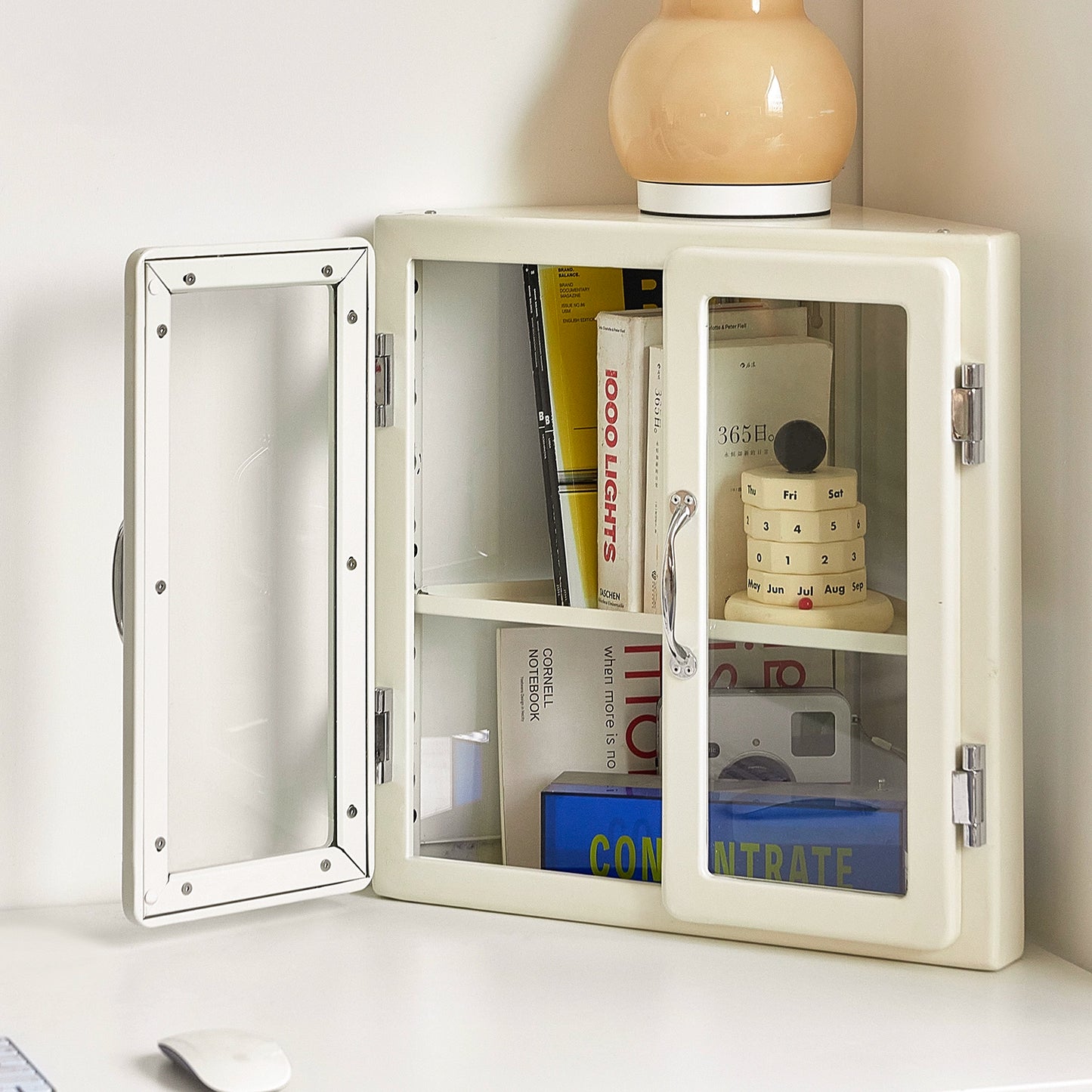 Desktop-Aufbewahrungsschrank Japanischer Retro-Metall-Dreiecksschrank Eckfigur Glas-Präsentationsständer 