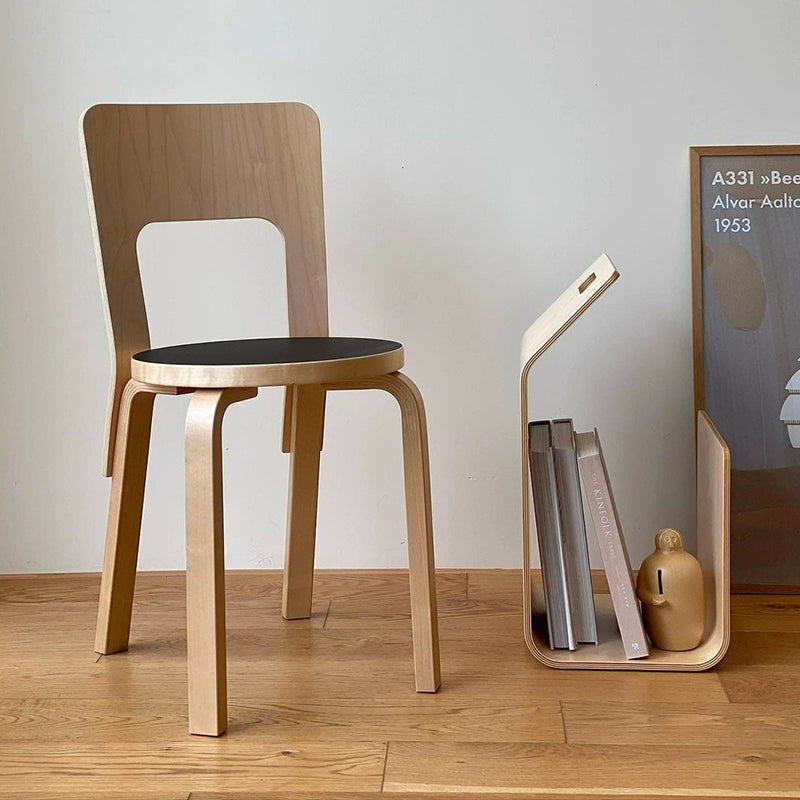 Mittelalterlicher Esszimmerstuhl aus Massivholz von Artek, einfacher kleiner Apartmentstuhl, klassischer Hocker mit Rückenlehne 