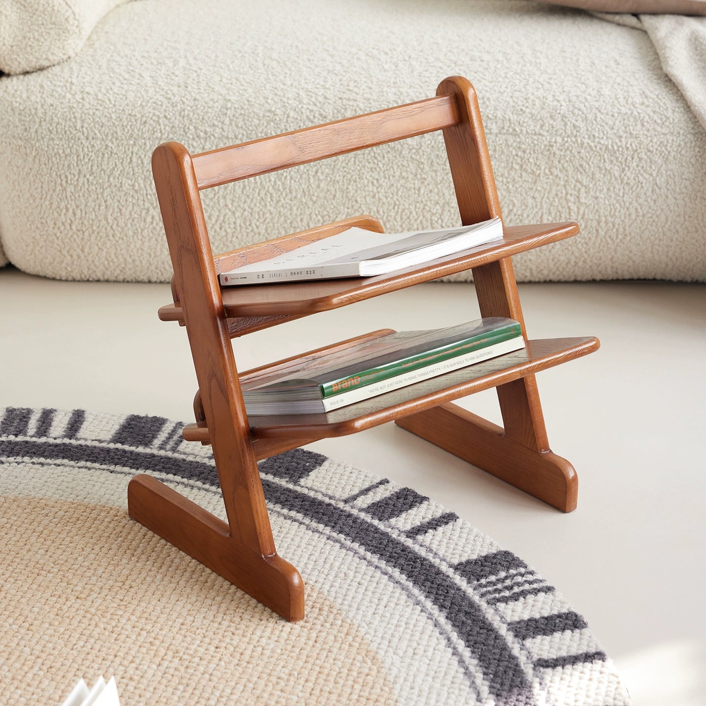 Mittelalterlicher Zeitungsständer, deckenhoher Zeitungsständer aus Massivholz, Ornament-Zeitungsständer, Ins-Balkon, kleines Bücherregal 