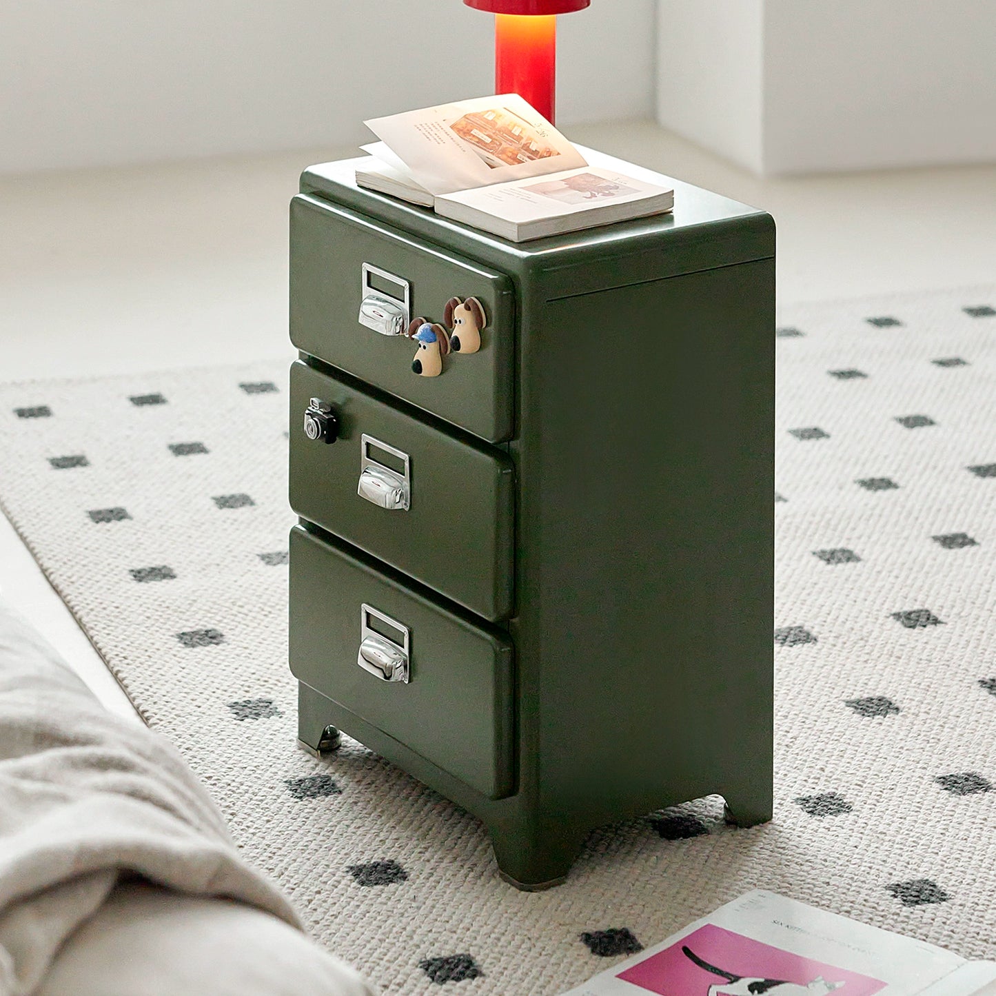 Metallschubladen, Kommodenschränke, Schlafzimmer an der Wand, Nachttische, mittelalterlicher Industriestil, Wohnzimmeraufbewahrung 