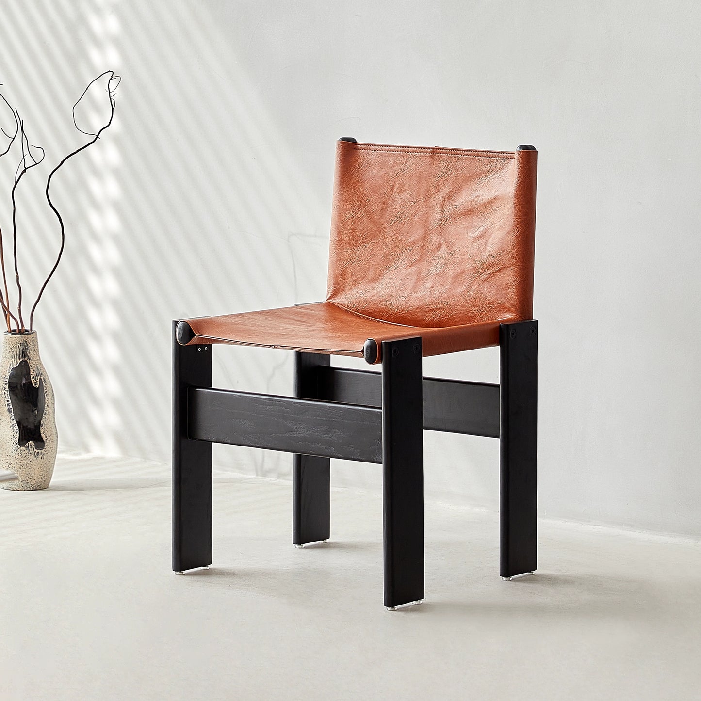 Mönchstuhl, mittelalterlicher Esszimmerstuhl aus Massivholz, Wabi-Windstuhl, Haushaltsstuhl im Vintage-Stil mit Ölwachs-Lederrückenlehne 