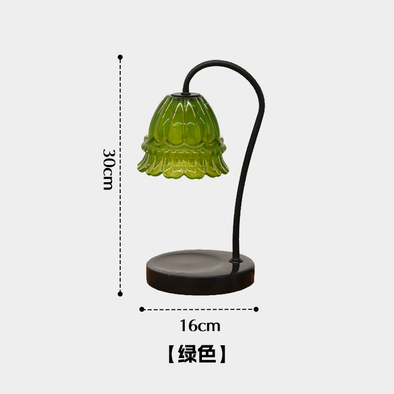 Aromatherapie-Wachsschmelzlampe, dänische mittelalterliche Nachttischlampe, luxuriöses Innenornament, Schlafzimmer, warme Atmosphäre 