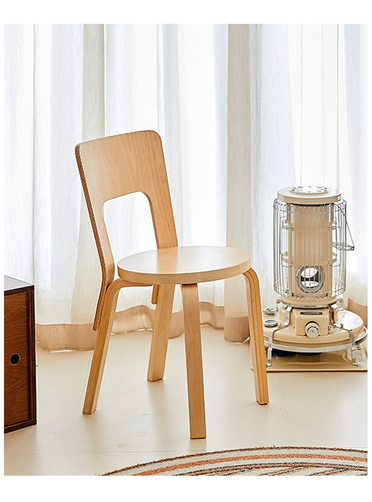 Mittelalterlicher Esszimmerstuhl aus Massivholz von Artek, einfacher kleiner Apartmentstuhl, klassischer Hocker mit Rückenlehne 