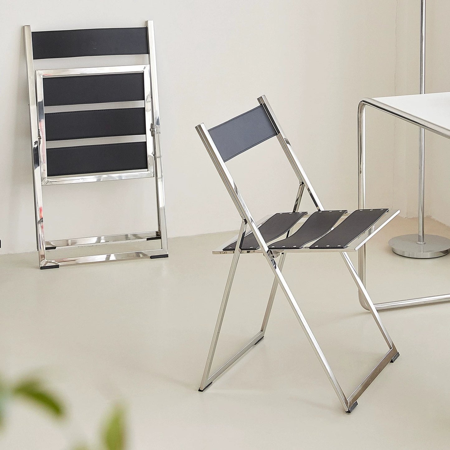 Klappbarer Esszimmerstuhl aus Edelstahl, nordischer moderner Stuhl für Zuhause und Café, leichter Luxus-Sattellederstuhl 