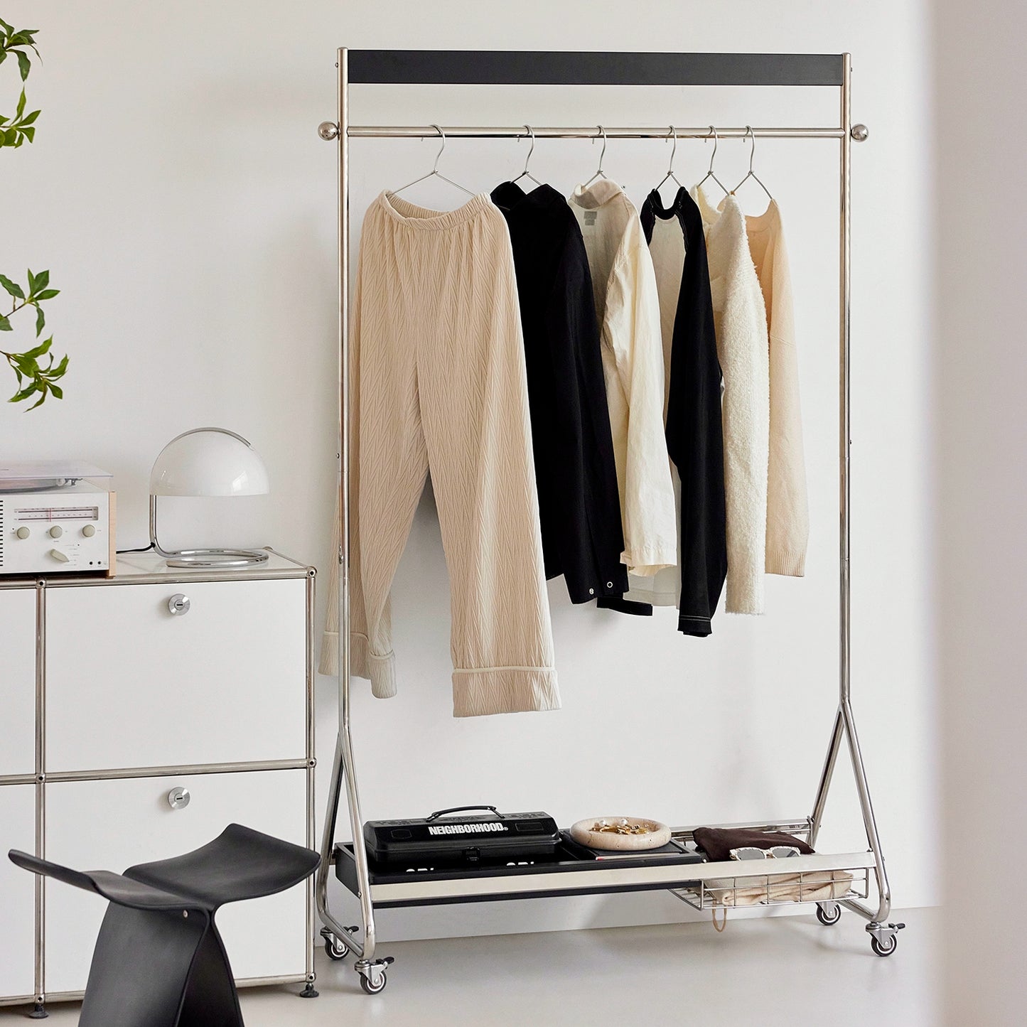 Mobile Garderobe Mittelalterlicher Kleiderbügel aus Massivholz Vom Boden bis zur Decke Schlafzimmer-Aufbewahrungsbügel Kreativer leichter Luxus 