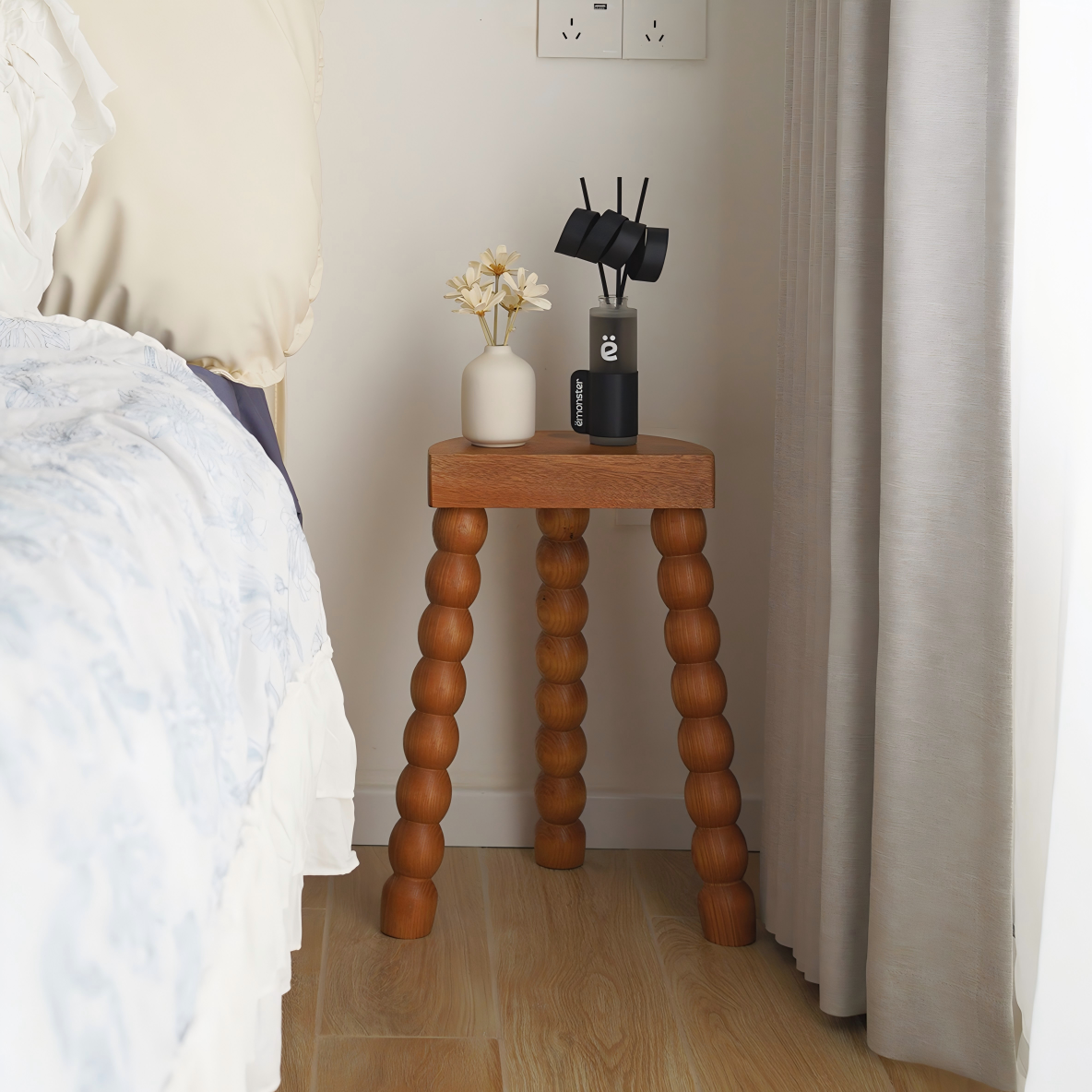 Niedriger Hocker aus französischem Retro-Massivholz, für kleine Wohnungen, Zuhause, Wohnzimmer, Schuhwechselhocker, Designer, einfacher Ankleidehocker 