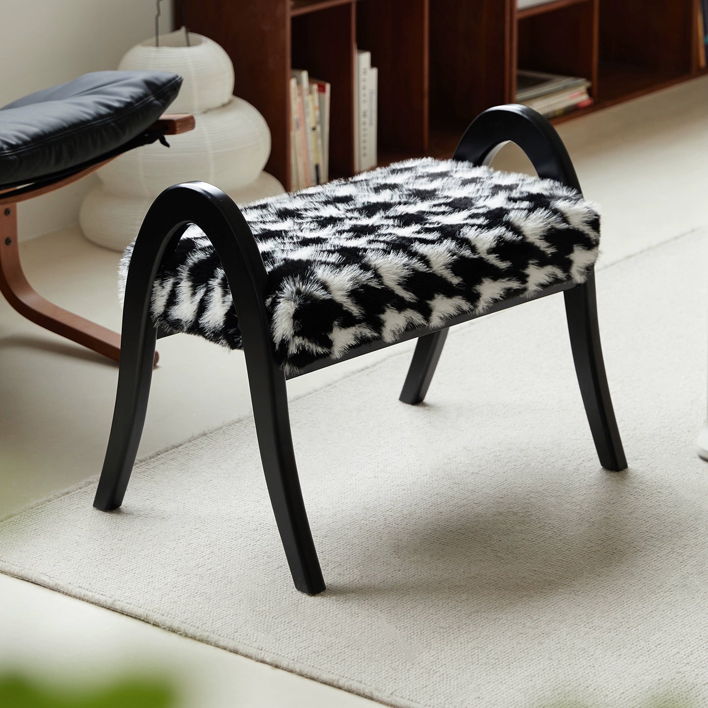 Schuhwechselhocker aus Nerz, niedriger Haushaltshocker aus Massivholz, kleiner Designerhocker im mittelalterlichen Stil, leichtes Luxus-High-End-Pedal 