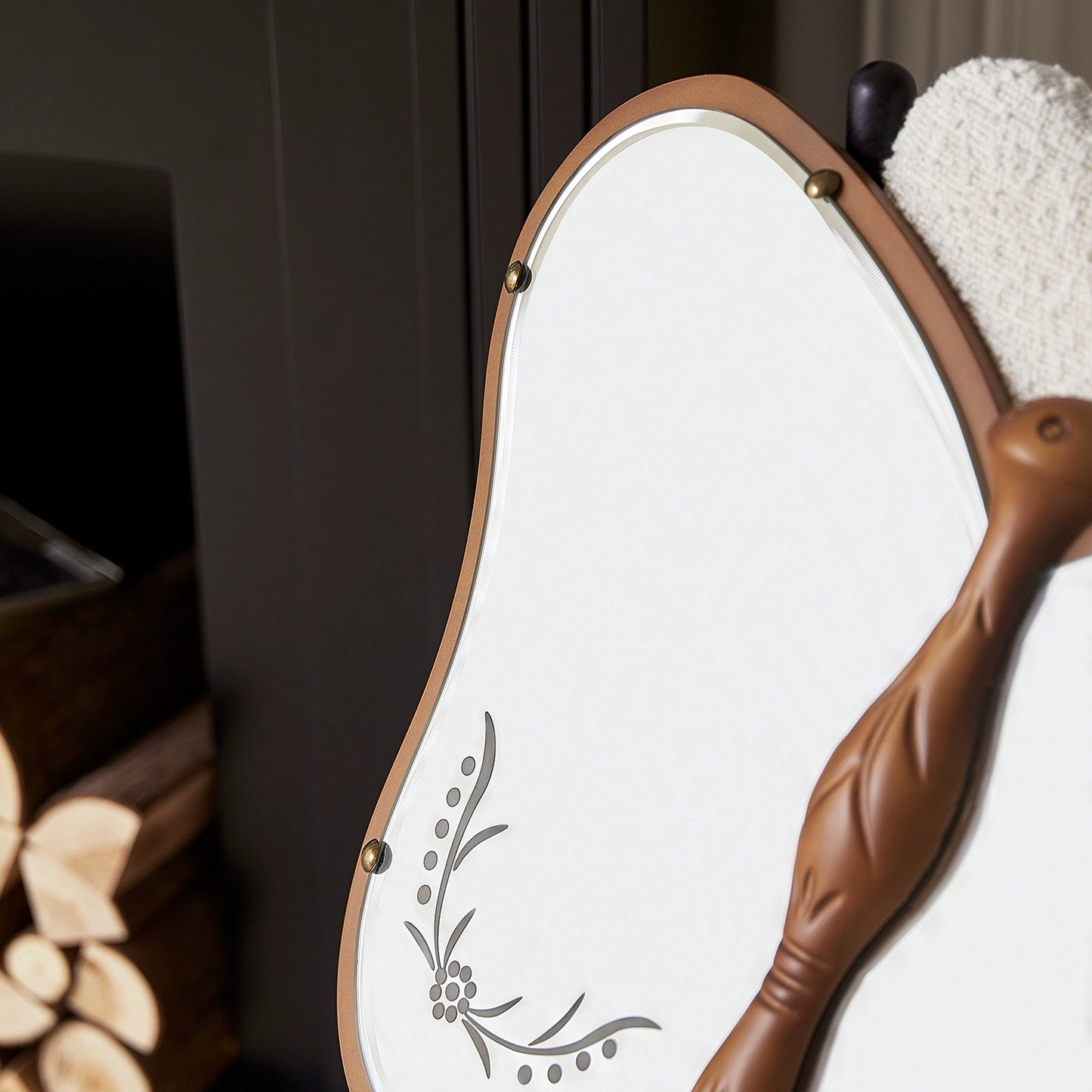 Schmetterlingsspiegel mittelalterlicher Massivholzspiegel handgeschnitzter französischer Kosmetikspiegel Halbkörperspiegel wandmontierter Enigma-Spiegel 