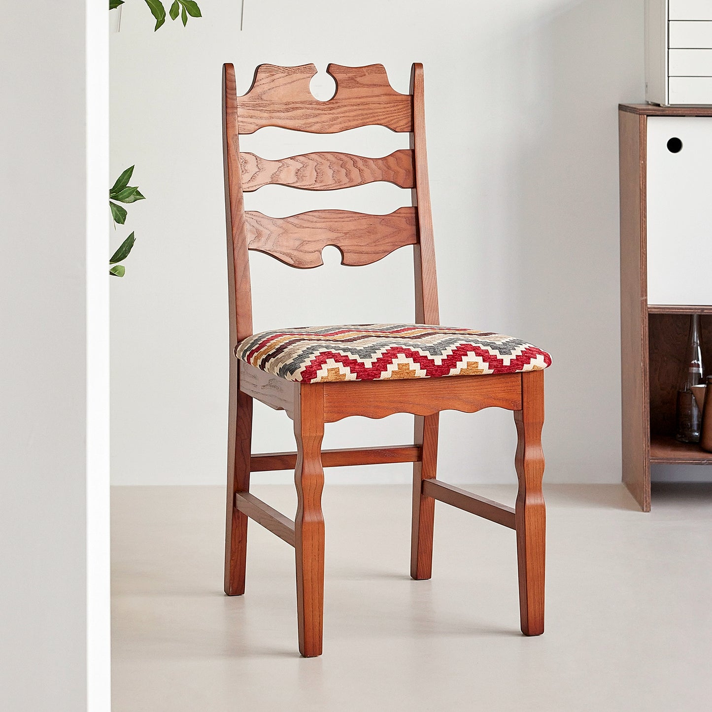 Mittelalterlicher Wabi-Sabi-Wind-Esszimmerstuhl, kreativer Designerstuhl, Haushalts-Massivholz-Rückenlehne, Meisterstuhl, künstlerischer Sinn 