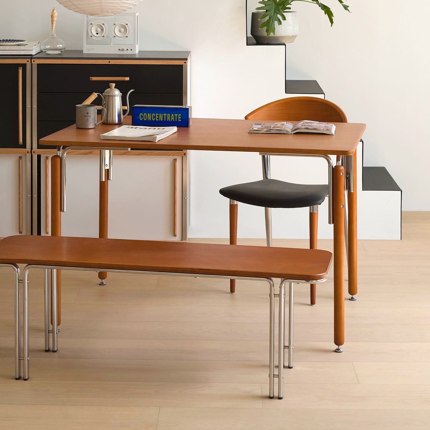 Mittelalterlicher Esstisch aus Massivholz, leichter Luxus-Esstisch der Spitzenklasse, einfacher Designer-Schreibtisch für kreatives Büro