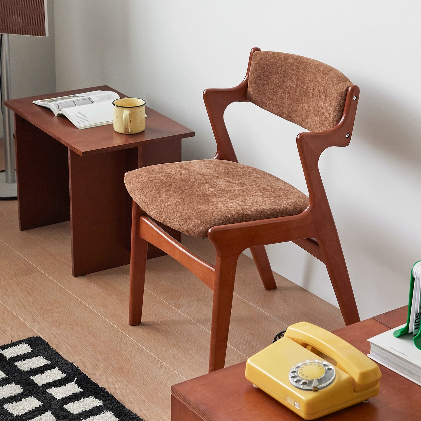 Mittelalterlicher Esszimmerstuhl aus Massivholz, nordischer Retro-Designerstuhl mit weicher Rückenlehne, lässiger Schreibtischstuhl 