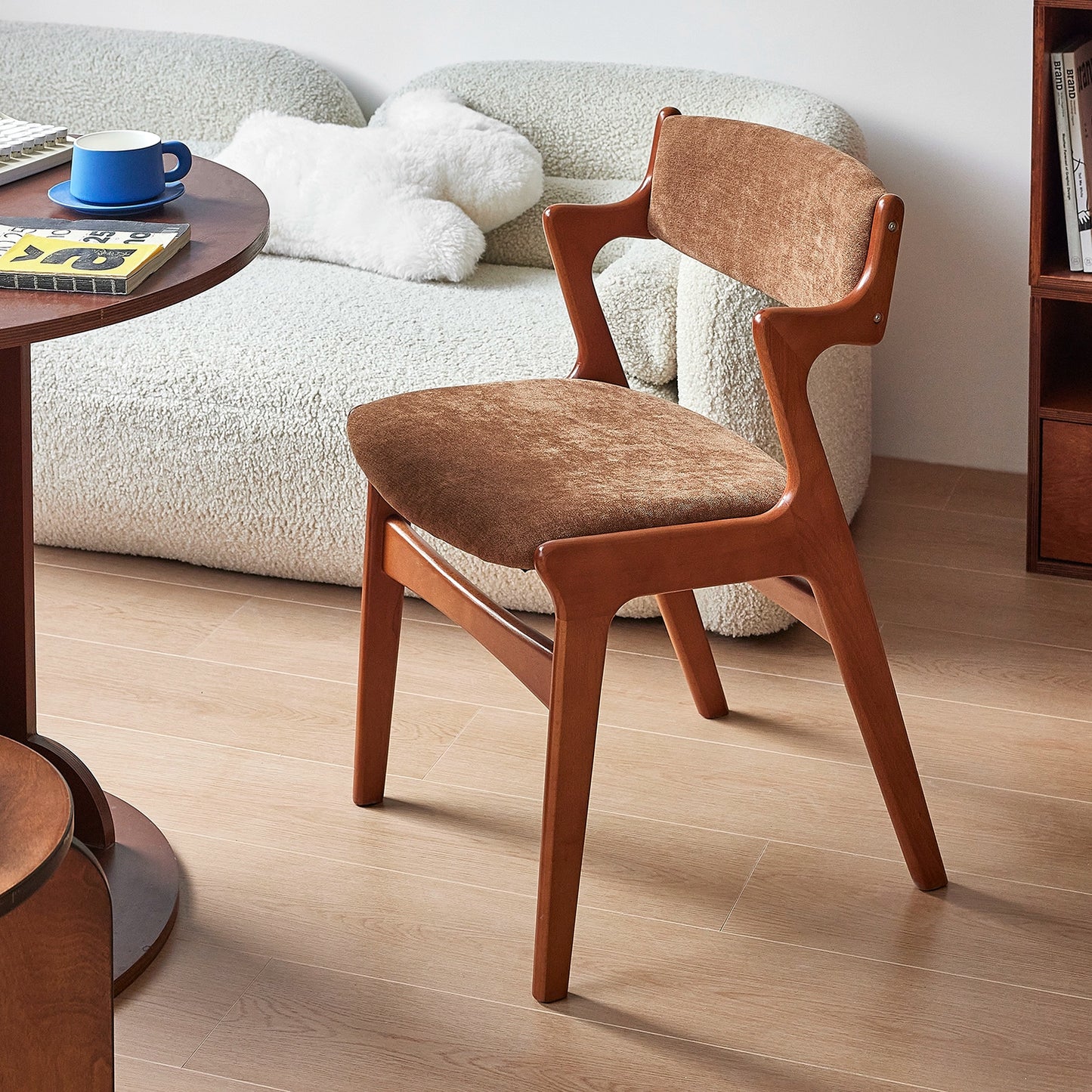 Mittelalterlicher Esszimmerstuhl aus Massivholz, nordischer Retro-Designerstuhl mit weicher Rückenlehne, lässiger Schreibtischstuhl 