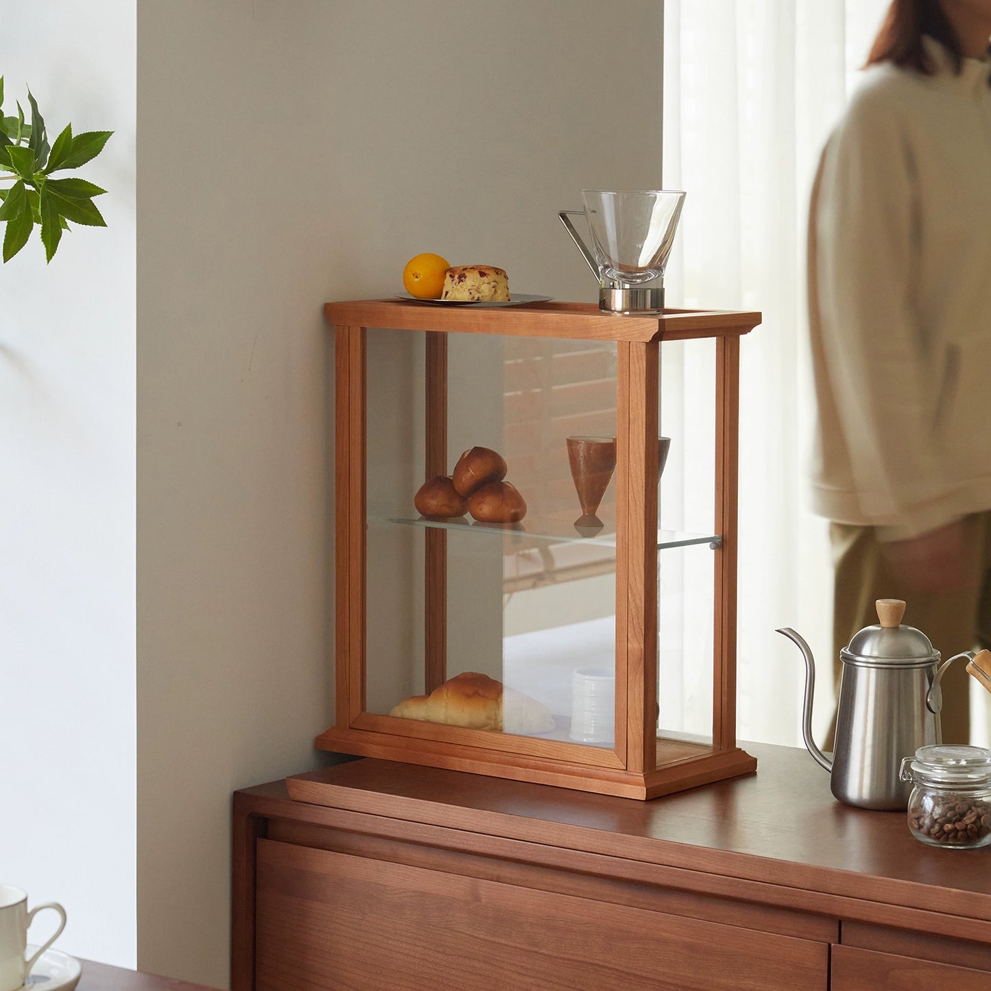 Glas-Ausstellungsständer Figuren-Ausstellungsständer Leichter Luxus-High-End-Designer-Aufbewahrungsschrank im französischen Retro-Stil 