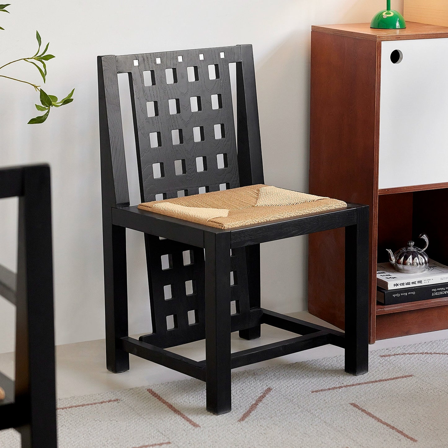 Retro-Esszimmerstuhl aus massivem Holz, mittelalterlicher Designerstuhl mit hoher Sinnlichkeit, geflochtener Seilrückenlehne, französischer Kreativstuhl 