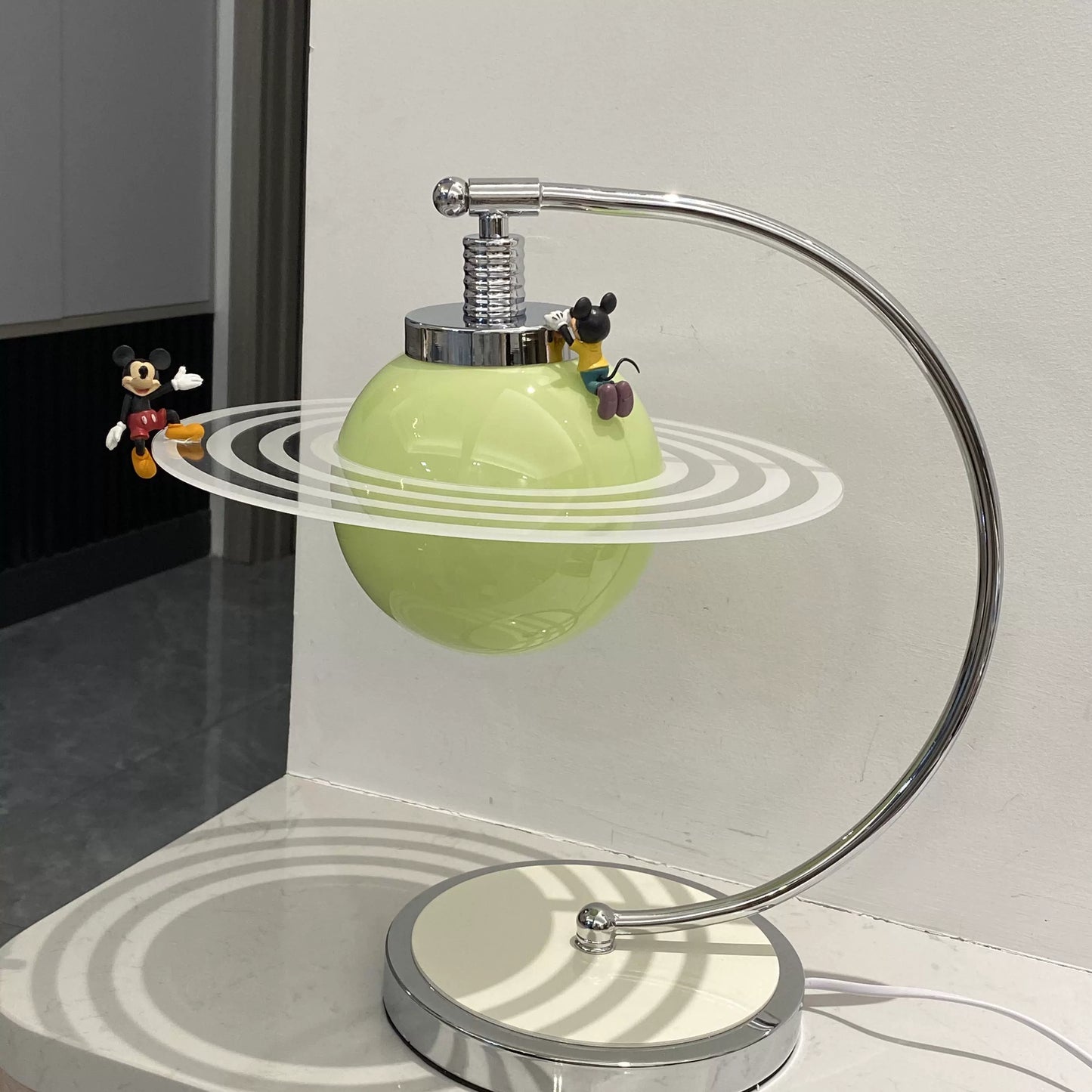 Mittelalterliche Lichtgrüne Planeten-Tischlampe Nordische Dänemark-Schlafzimmer-Nachttischlampe Kreative Retro-dekorative Umgebungslampe 