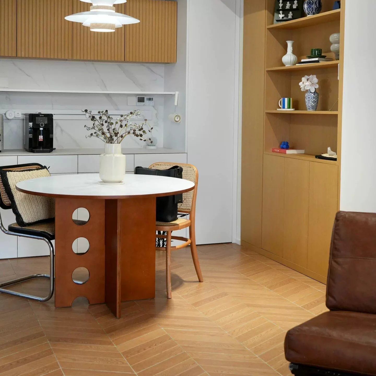 Mittelalterlicher Esstisch aus Massivholz, kreativer runder Tisch, kleiner Haushaltstisch, französischer runder Tisch, moderner einfacher Stil 