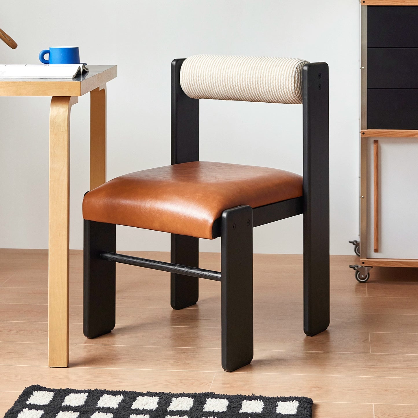 Softbag-Esszimmerstuhl, Home-Designer-Meisterstuhl, mittelalterlicher Schreibtischstuhl aus Massivholz, lässig, nordische Schlichtheit 