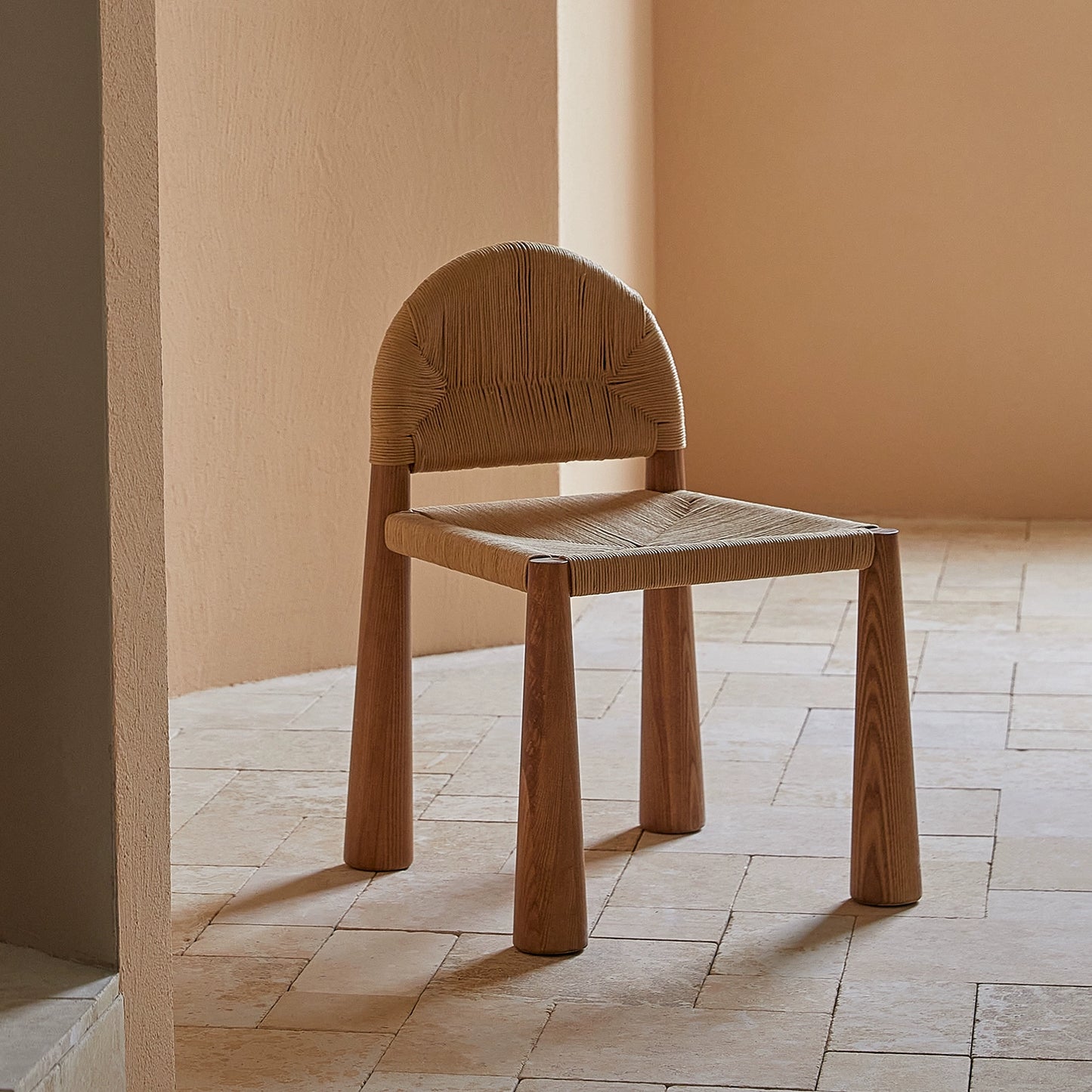 Strohseil gewebter Stuhl, mittelalterlicher Esszimmerstuhl aus Massivholz, Wabi-Wind-Hocker, Rückenlehne, Designer-Kreativität 