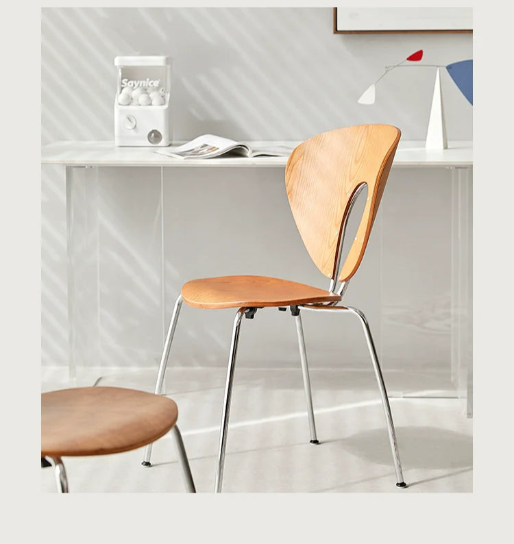 Mittelalterlicher Esszimmerstuhl Nordischer Designerstuhl Moderner Stuhl mit einfacher Rückenlehne Freizeit-Verhandlungsstuhl aus Massivholz 